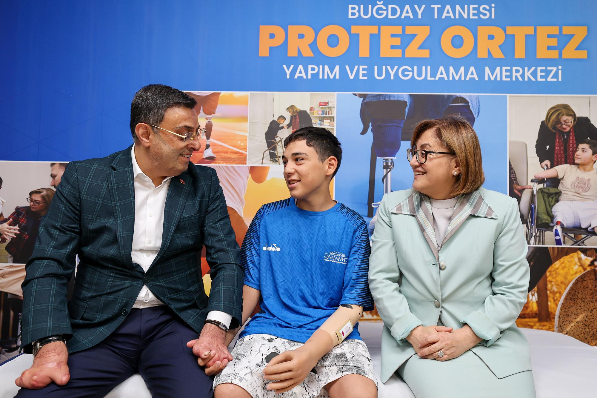 Fatma ŞAHİN Ve Serkan BAYRAM’dan Küçük Efe’ye Sürpriz