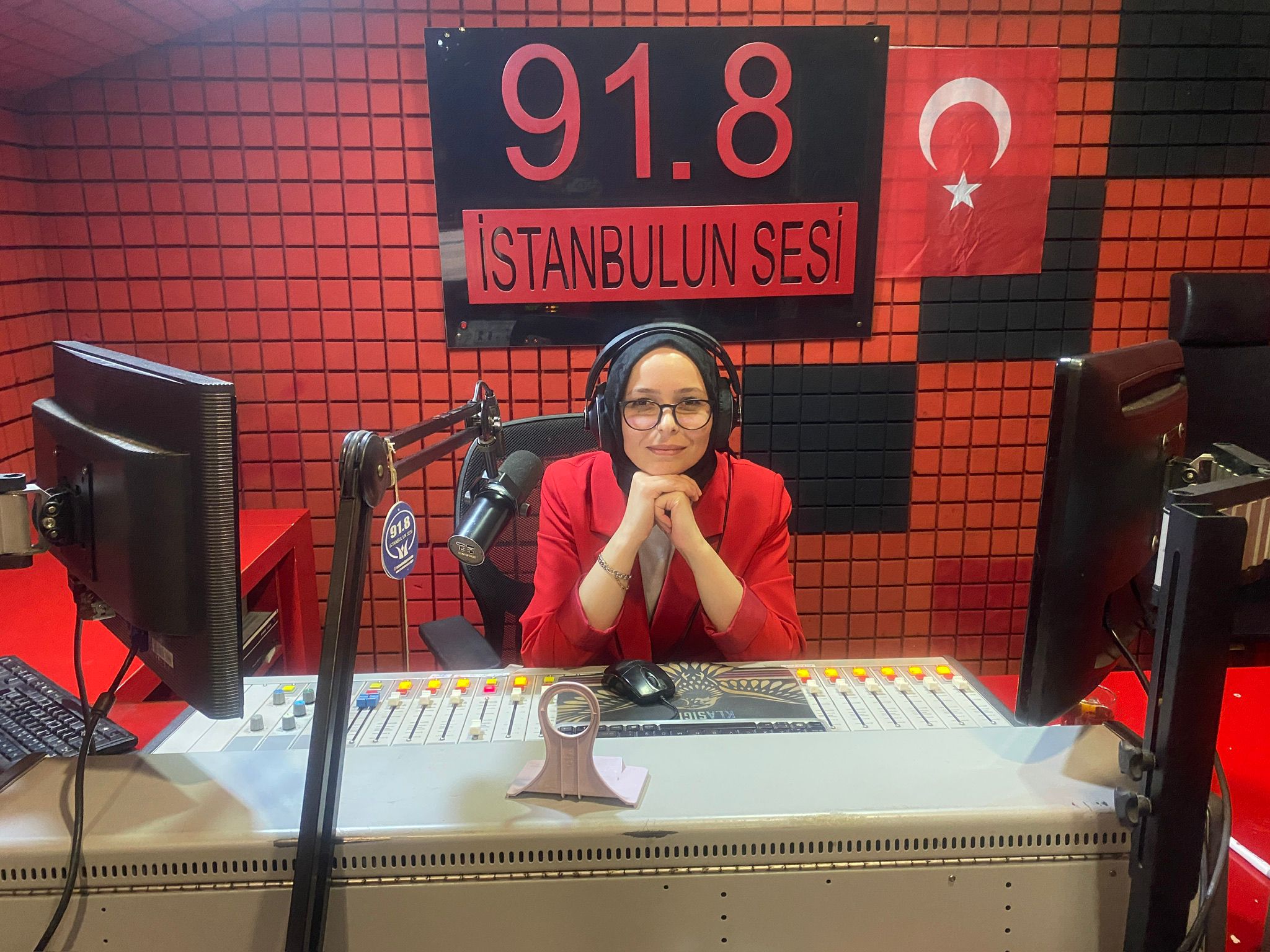 Serap Gönderiç Kimdir? Gazetecilikten Radyo Mikrofonuna Uzanan Yolculuk